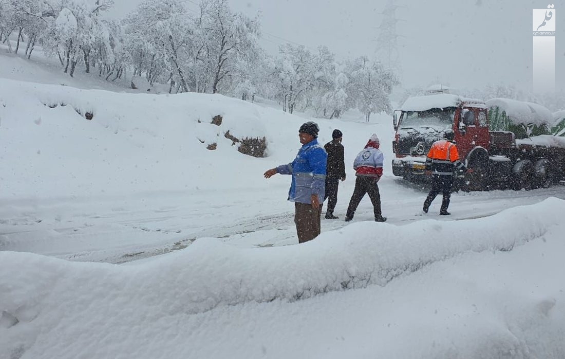 برف و کولاک راه ارتباطی بیش از ۱۰۰ روستای دالاهو را مسدود کرد